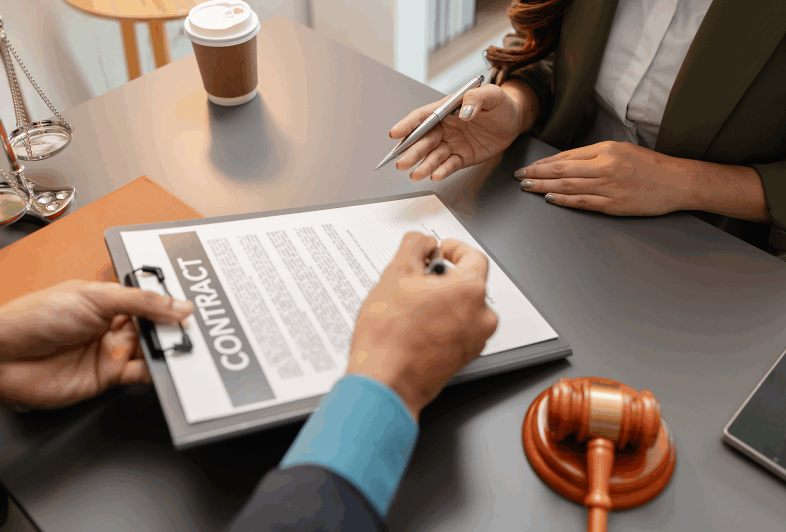 Notary public near me in maryland-Signing a contract